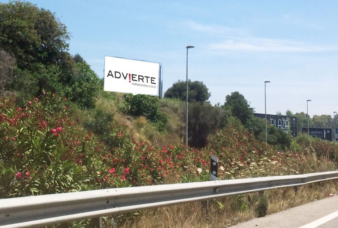 Su publicidad exterior en Marbella.